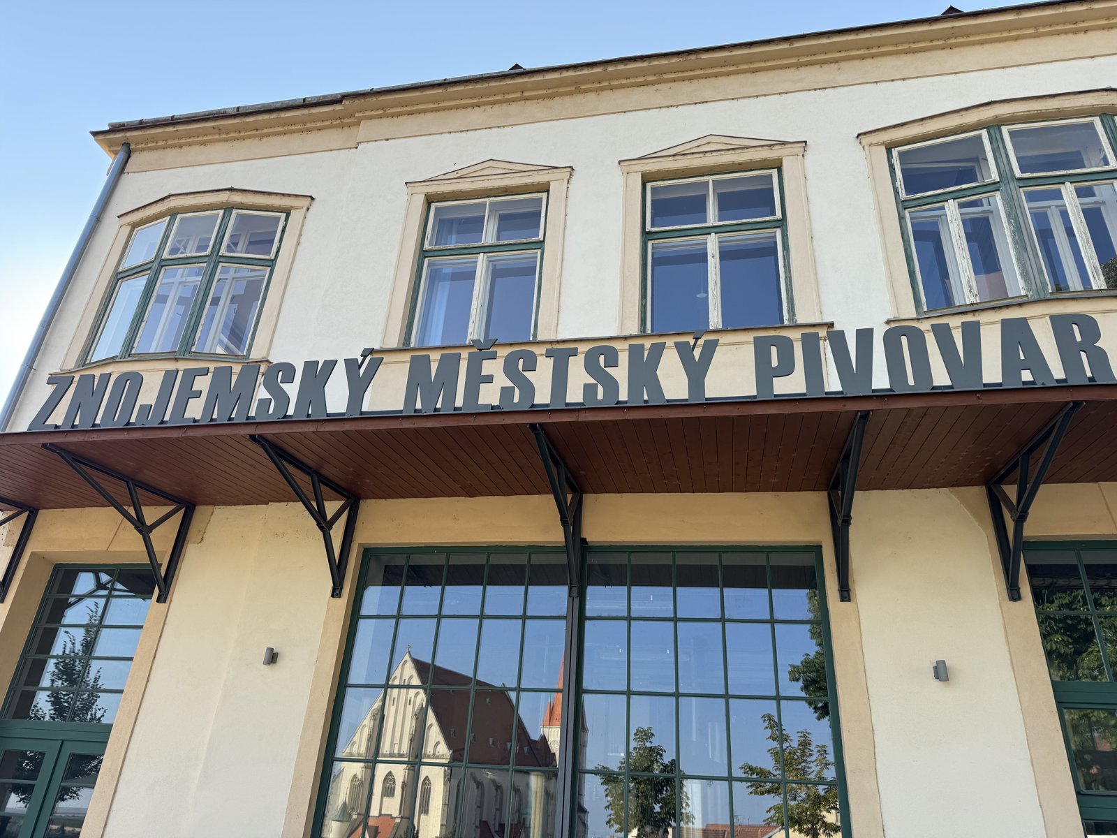 Budova Znojemského městského pivovaru ve Znojmě s výrazným nápisem nad vstupem