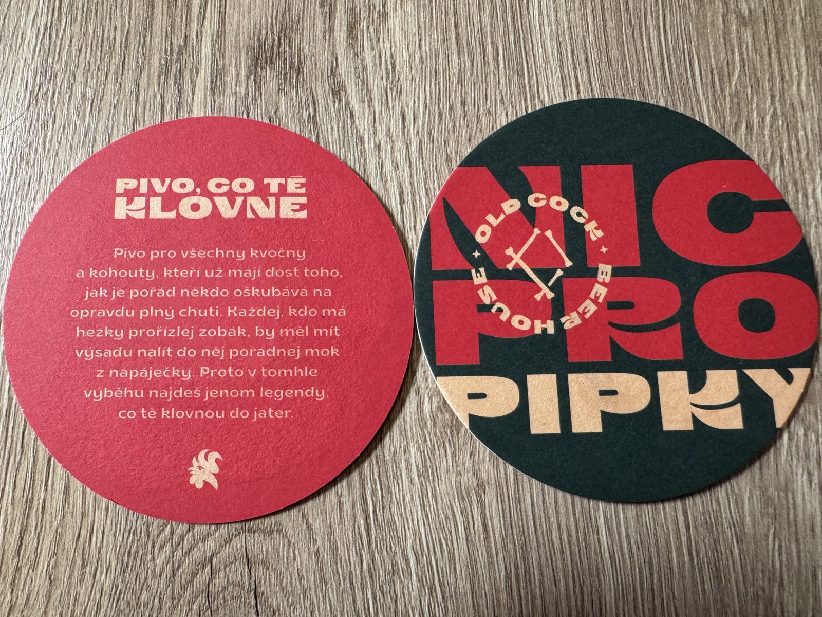 Pivní tácky Old Cock Čepárny ve Znojmě s logem a pivním sloganem