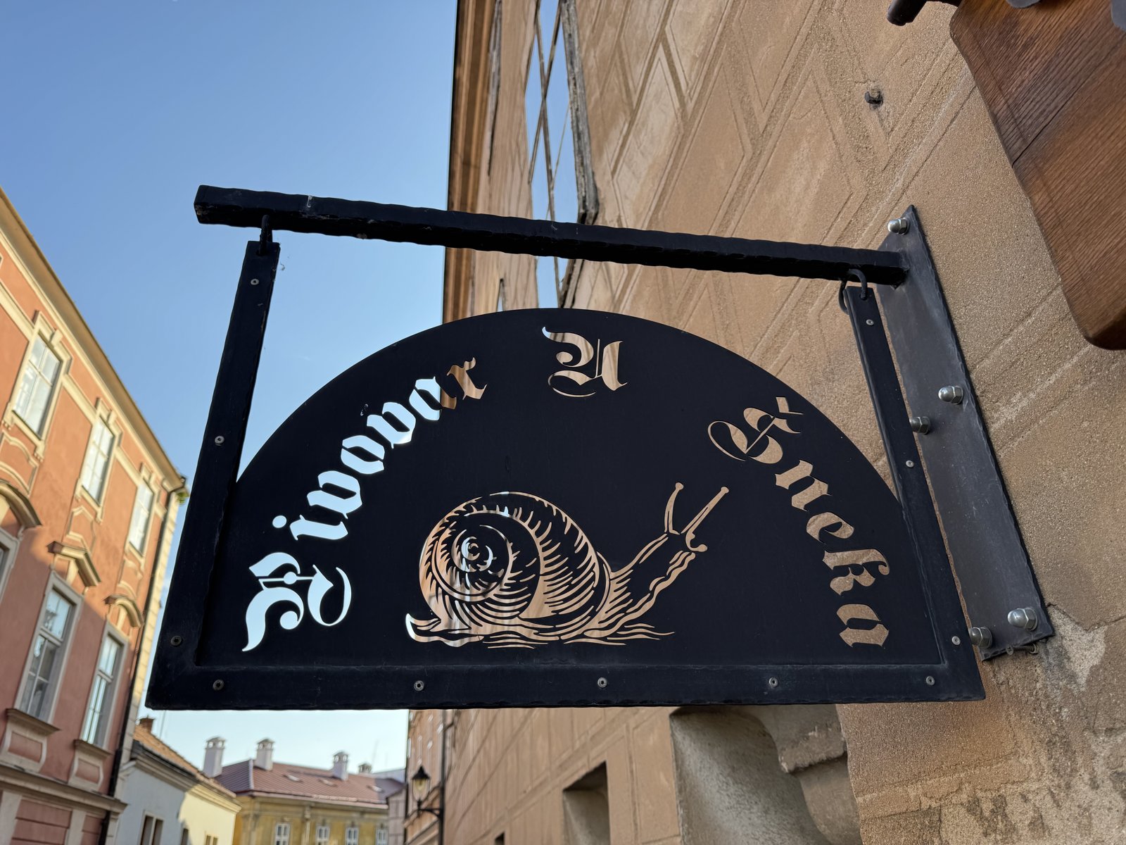 Cedule Pivovaru U šneka v historickém centru Znojma se symbolem šneka