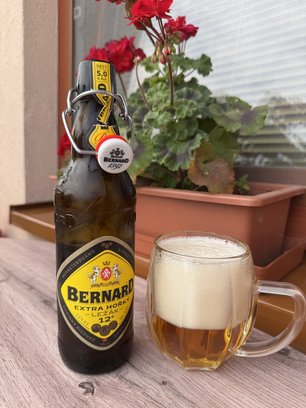 Bernard Extra Hořký ležák 12 ve sklenici a patentová láhev na terase