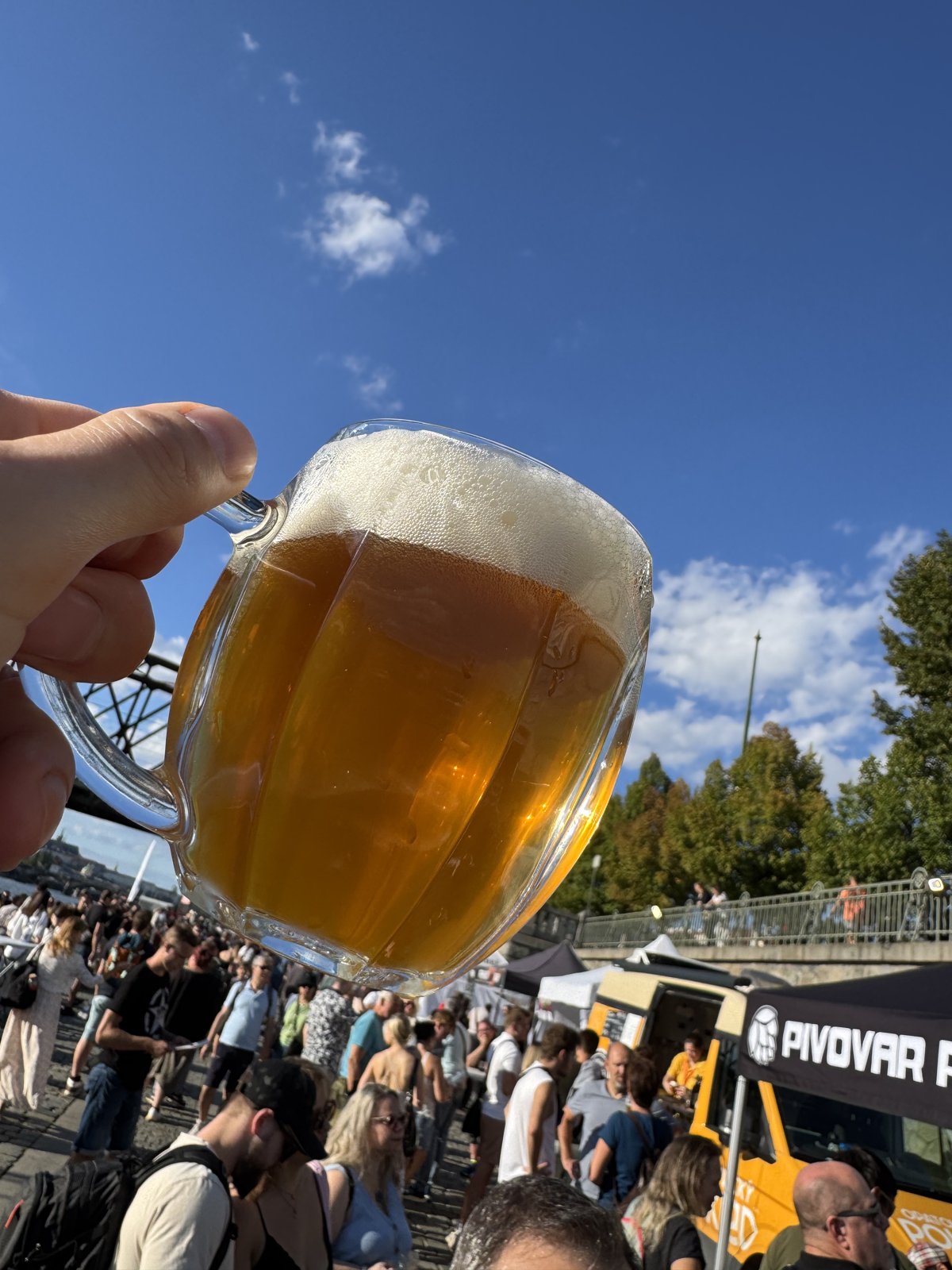 Sklenice světlého ležáku na Nomád Beer Festu na pražské Náplavce