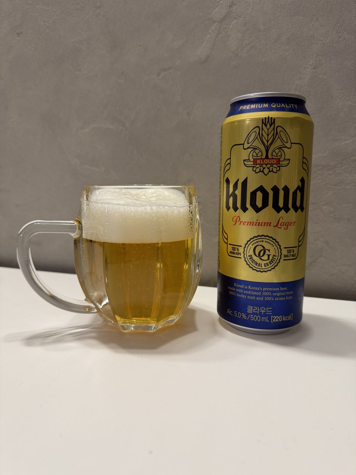 Korejské pivo Kloud Premium Lager v plechovce a nalité ve sklenici