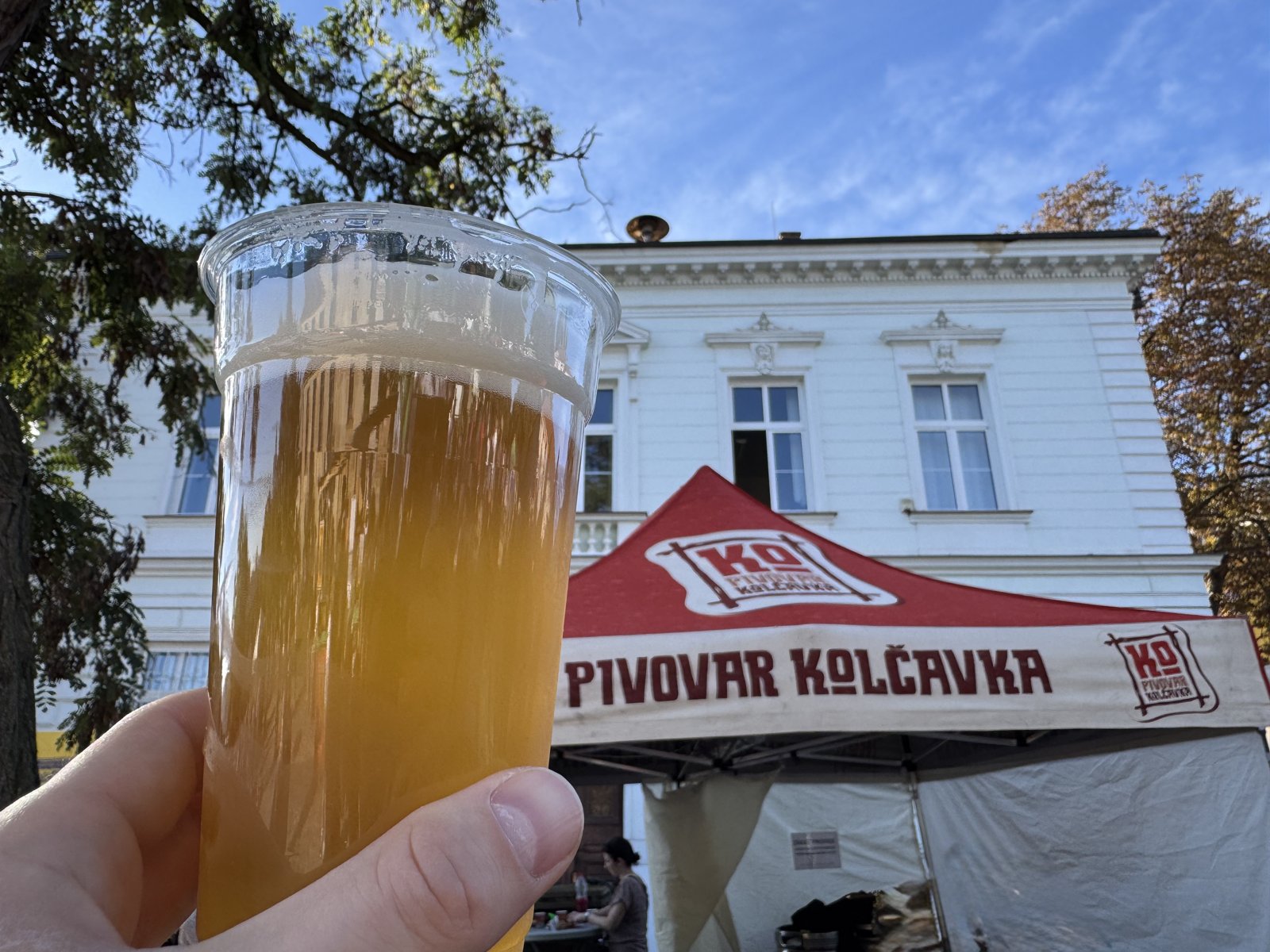 Pivo Pivovaru Kolčavka v kelímku před stánkem pivovaru na Proseckém vinobraní v Praze