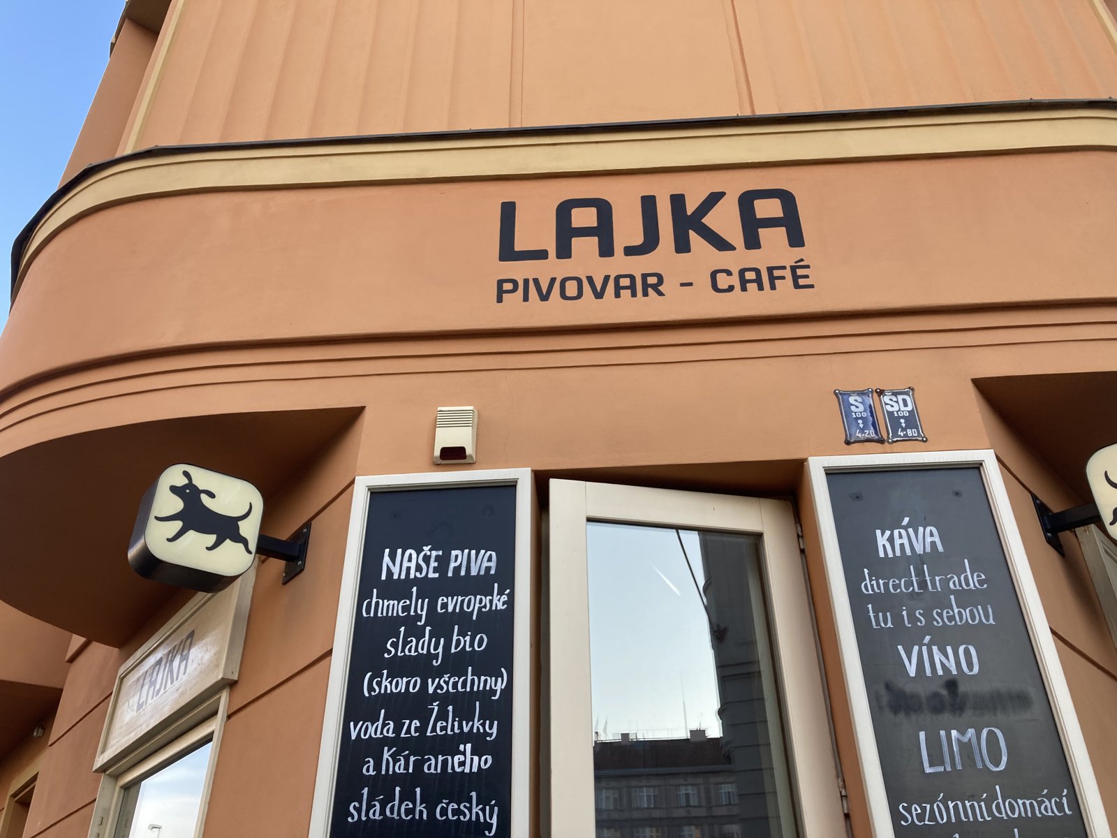 Budova pivovaru Lajka v Praze Bubenči s hlavním vstupem